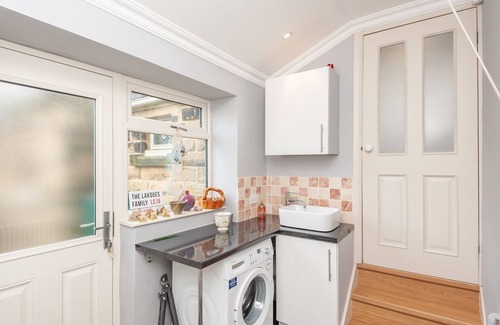 Adel House | Scenic Family Retreat in Leeds with Breakfast & Kitchen