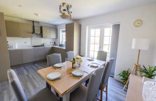 Saunderton House | Bright Chilterns Hideaway with Kitchen & Pet-Friendly Options