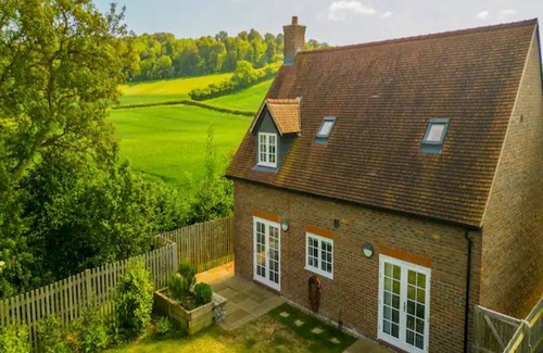 Saunderton House | Bright Chilterns Hideaway with Kitchen & Pet-Friendly Options