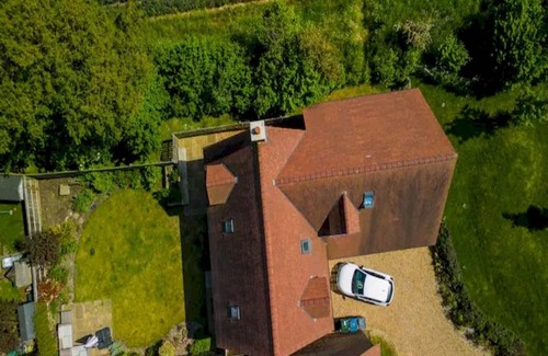 Saunderton House | Bright Chilterns Hideaway with Kitchen & Pet-Friendly Options