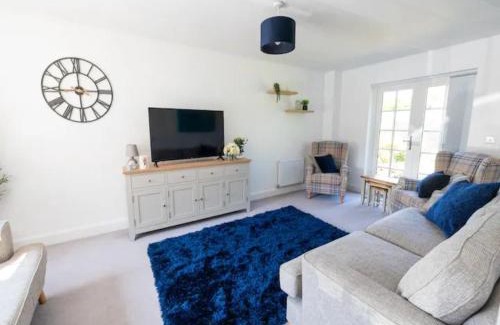 Saunderton House | Elegant Chilterns Hideaway with Hot Tub & Pet Friendly