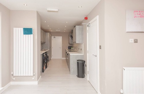 Burnley Apartment | Discover Burnley Central Hub: Stylish Family-Friendly Stay