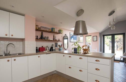 Farnham House | Character 3 Bed Cottage in Farnham with Free Parking