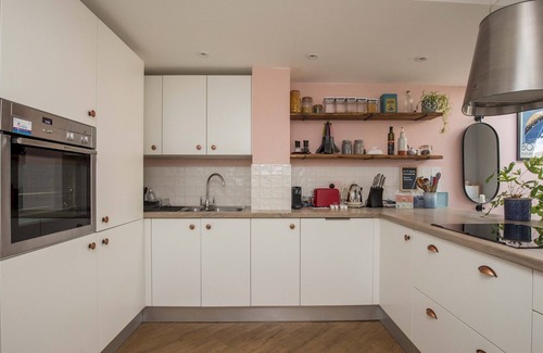 Farnham House | Character 3 Bed Cottage in Farnham with Free Parking