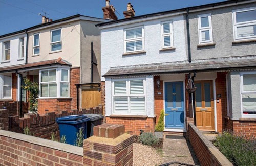 Farnham House | Character 3 Bed Cottage in Farnham with Free Parking