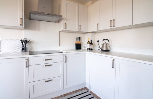 Chipping Campden House | Chestnut Cottage with Parking and Scenic Views Await You