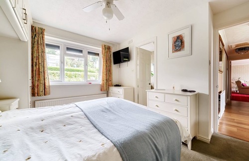 Exeter House | Family-Friendly Retreat | Close to Uni with Kitchen Amenities
