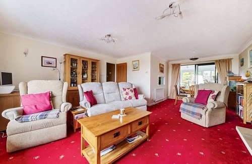 Exeter House | Family-Friendly Retreat | Close to Uni with Kitchen Amenities