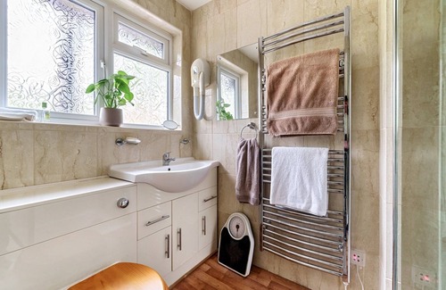 Exeter House | Family-Friendly Retreat | Close to Uni with Kitchen Amenities