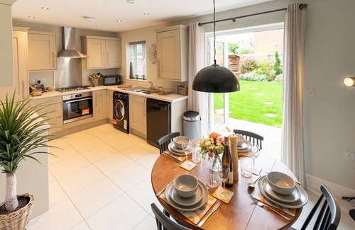 Ludwel House | Guest Rated 10/10: Stylish 2 Bedroom Home with Kitchen