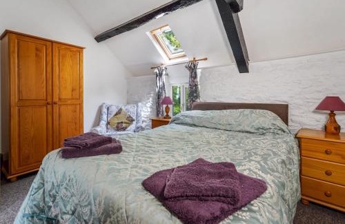 Bontnewydd House | Cozy 3 Bedroom Barn Conversion with Pool & Family Amenities