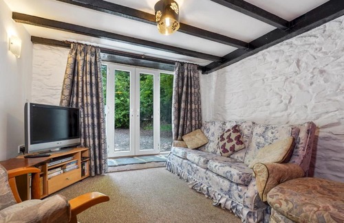 Bontnewydd House | Cozy 3 Bedroom Barn Conversion with Pool & Family Amenities