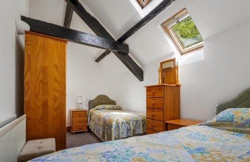 Bontnewydd House | Cozy 3 Bedroom Barn Conversion with Pool & Family Amenities