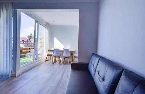 Crays Hill Apartment | Cozy Flat with Family-Friendly Amenities and Easy Access
