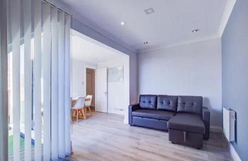 Crays Hill Apartment | Cozy Flat with Family-Friendly Amenities and Easy Access