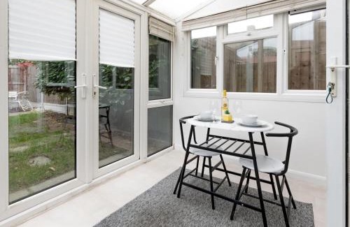 Basildon House | Pass the Keys Cosy home Basildon Ideal for contractors