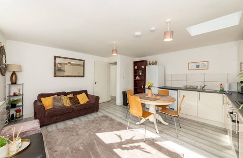 Reading Apartment | Family-Friendly Home with Private Garden for Up to 7 Guests