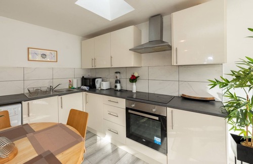 Reading Apartment | Family-Friendly Home with Private Garden for Up to 7 Guests
