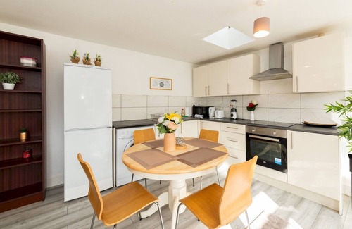 Reading Apartment | Family-Friendly Home with Private Garden for Up to 7 Guests