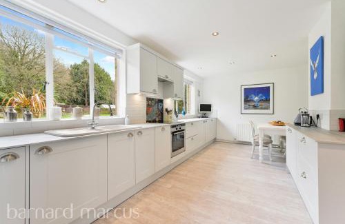 Esher House | Bright Cosy Cottage in Esher - Family-Friendly Retreat