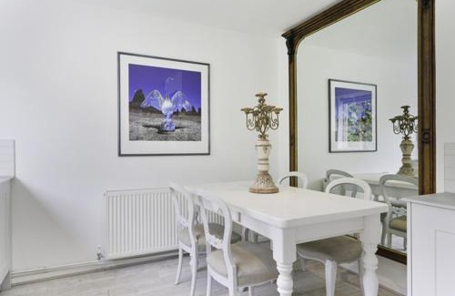 Esher House | Bright Cosy Cottage in Esher - Family-Friendly Retreat
