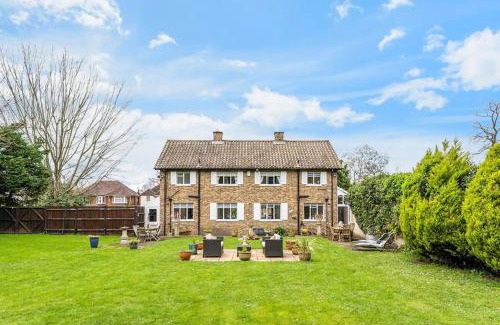 Esher House | Bright Cosy Cottage in Esher - Family-Friendly Retreat