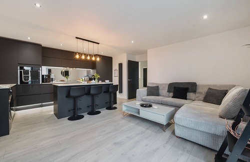 West Molesey Apartment | Pass the Keys | Elegant & Spacious 1 Bed Retreat