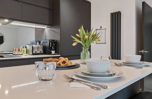 West Molesey Apartment | Pass the Keys | Elegant & Spacious 1 Bed Retreat