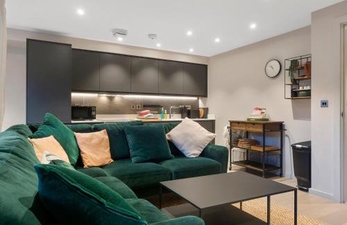 Backbarrow Apartment | River View Retreat: 3 Bedroom Apartment with Pool Access
