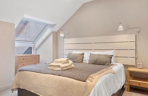 Backbarrow Apartment | River View Retreat: 3 Bedroom Apartment with Pool Access