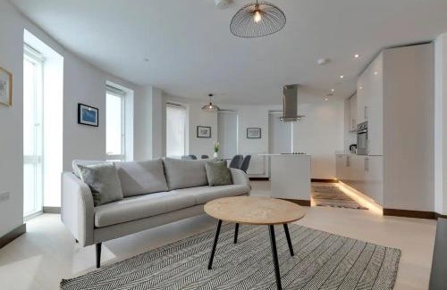 Cambridge Apartment | Modern Flat 204 Station Square: Steps from Cambridge Station