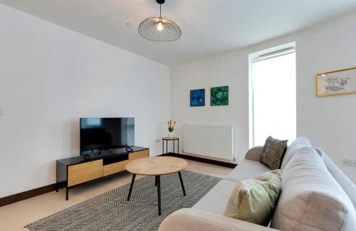 Cambridge Apartment | Modern Flat 204 Station Square: Steps from Cambridge Station