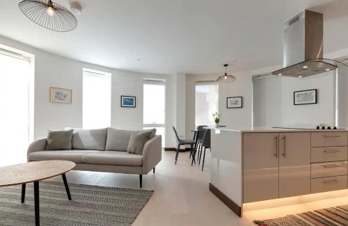 Cambridge Apartment | Modern Flat 204 Station Square: Steps from Cambridge Station