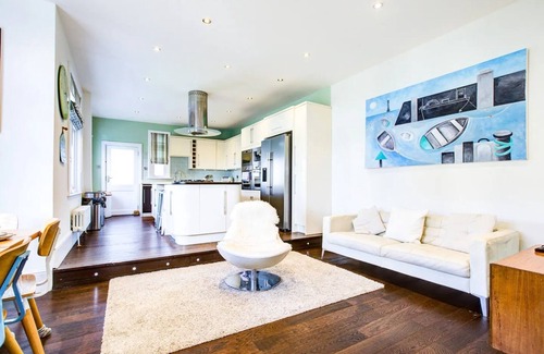 Leigh-on-Sea House | Cozy Escape at Pass the Keys | House with Leigh Sea Views