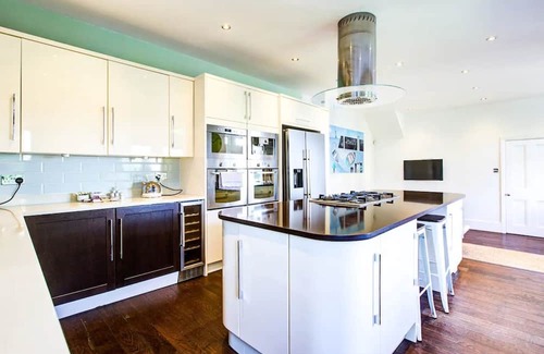 Leigh-on-Sea House | Cozy Escape at Pass the Keys | House with Leigh Sea Views