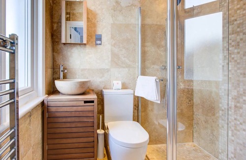 Leigh-on-Sea House | Cozy Escape at Pass the Keys | House with Leigh Sea Views