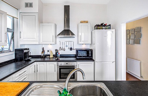 Westcliff-on-Sea Apartment | Unforgettable Sea Front Views at Pass the Keys Hotel