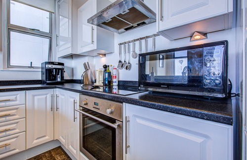 Westcliff-on-Sea Apartment | Unforgettable Sea Front Views at Pass the Keys Hotel
