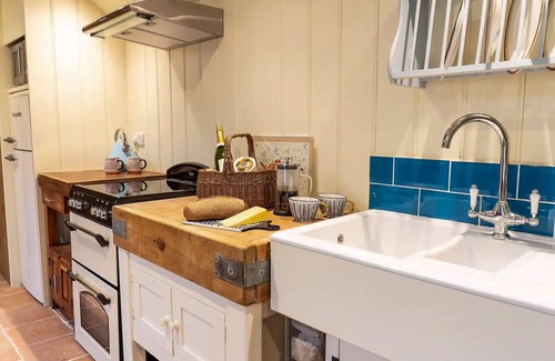 Wedmore Cottage | Cozy Retreat at Goose Feather Barn, Ideal for Couples