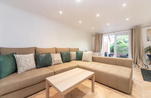 Sidcup House | Beautiful 4 BR House Steps from London Station