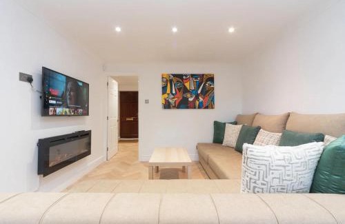 Sidcup House | Beautiful 4 BR House Steps from London Station