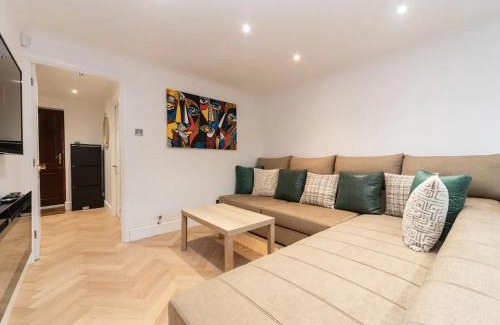 Sidcup House | Beautiful 4 BR House Steps from London Station