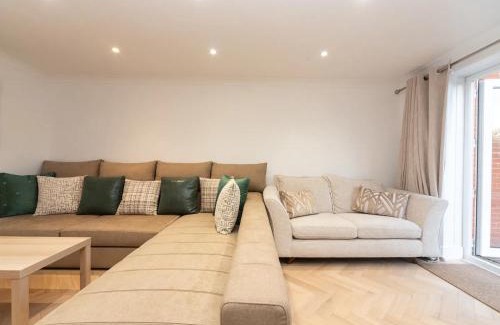 Sidcup House | Beautiful 4 BR House Steps from London Station