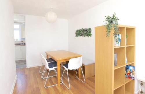 Headington House | Explore Headington's 4BR Family Home with Parking & Garden