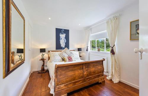 Esher House | Family-Friendly Retreat at Pass the Keys Hidden Cottage