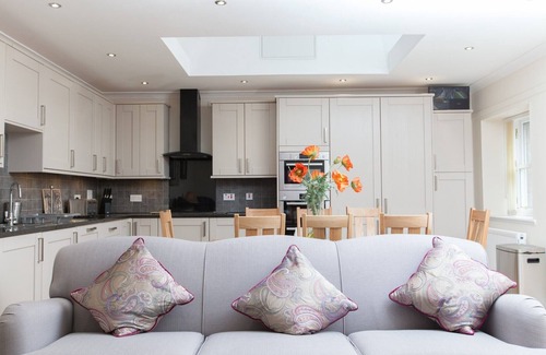 Duddingston House | Historic 4-Bedroom Cottage with Private Parking & Pet-Friendly