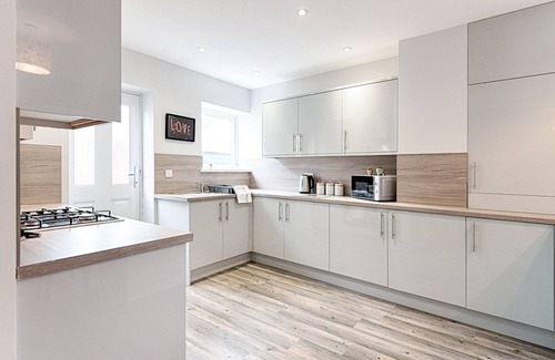 Uplands House | Bright Family Home Near Beaches with Kitchen & Breakfast
