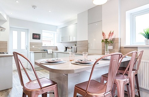 Uplands House | Bright Family Home Near Beaches with Kitchen & Breakfast