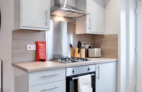 Uplands House | Bright Family Home Near Beaches with Kitchen & Breakfast