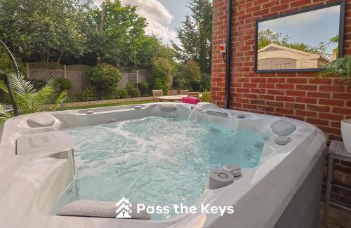 Winkfield House | Pass the Keys Luxury Villa with Hot Tub - 5 minutes to Legoland
